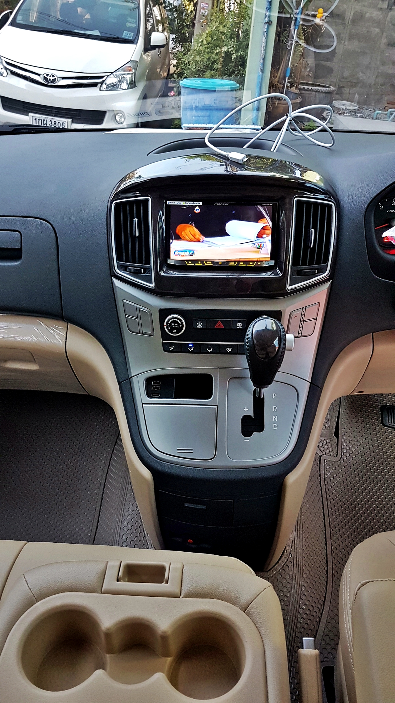 HYUNDAI H-1 ELITE 2017 [ จอหน้า pioneer 8850 + เครื่องเสียงชุดใหญ่ + ประตูไฟฟ้า 1 ข้าง + เบาะ vip + ท้าย 60:40 + คอนโซลเตี้ย ] {ฮล2626 , ก5212 }