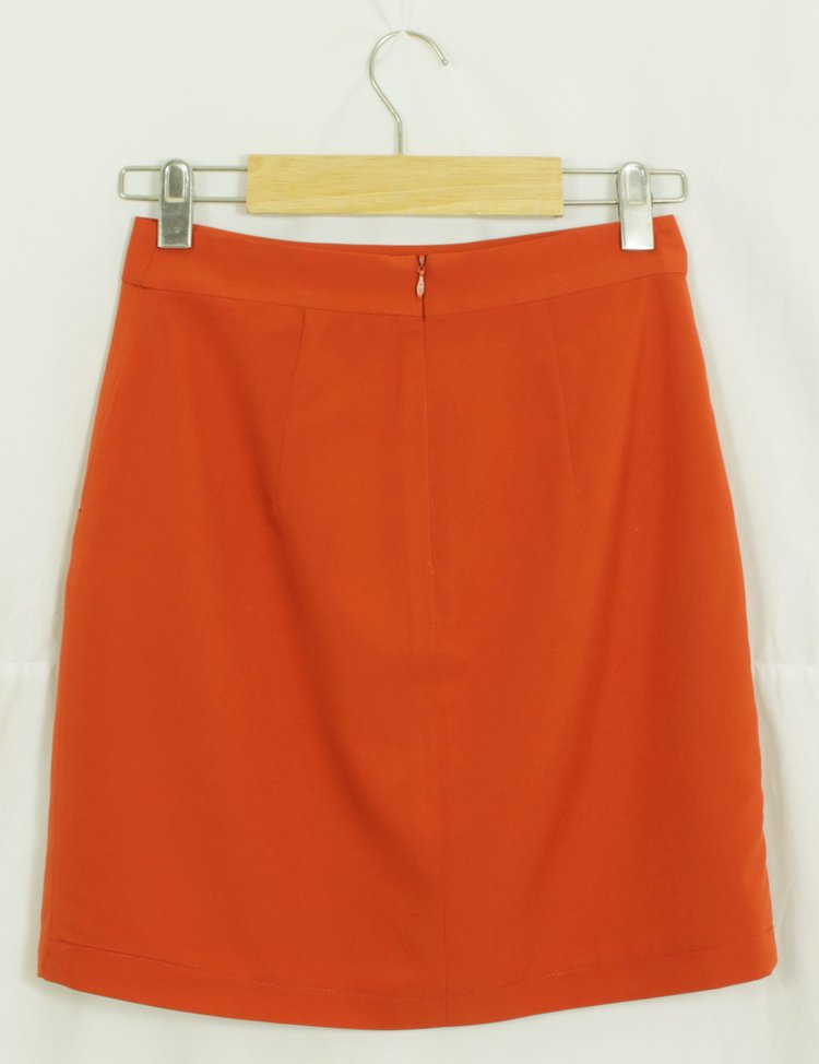 SK-079 กระโปรงทรงเอ ผ้าไหมอิตาลี สีส้มอิฐ เป็นกระโปรงป้ายมีกระเป๋าล้วง 2 ข้าง