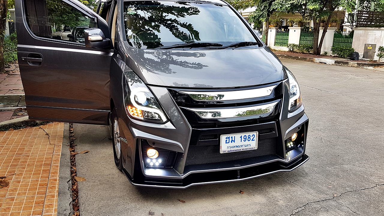 HYUNDAI H-1 DELUXE รถคุณเดี่ยว สุริยน [ เบาะ + คอนโซล +ไฟ oem หน้าหลัง led + จอเพดาน + ชุดแต่ง ] - ฮม1982