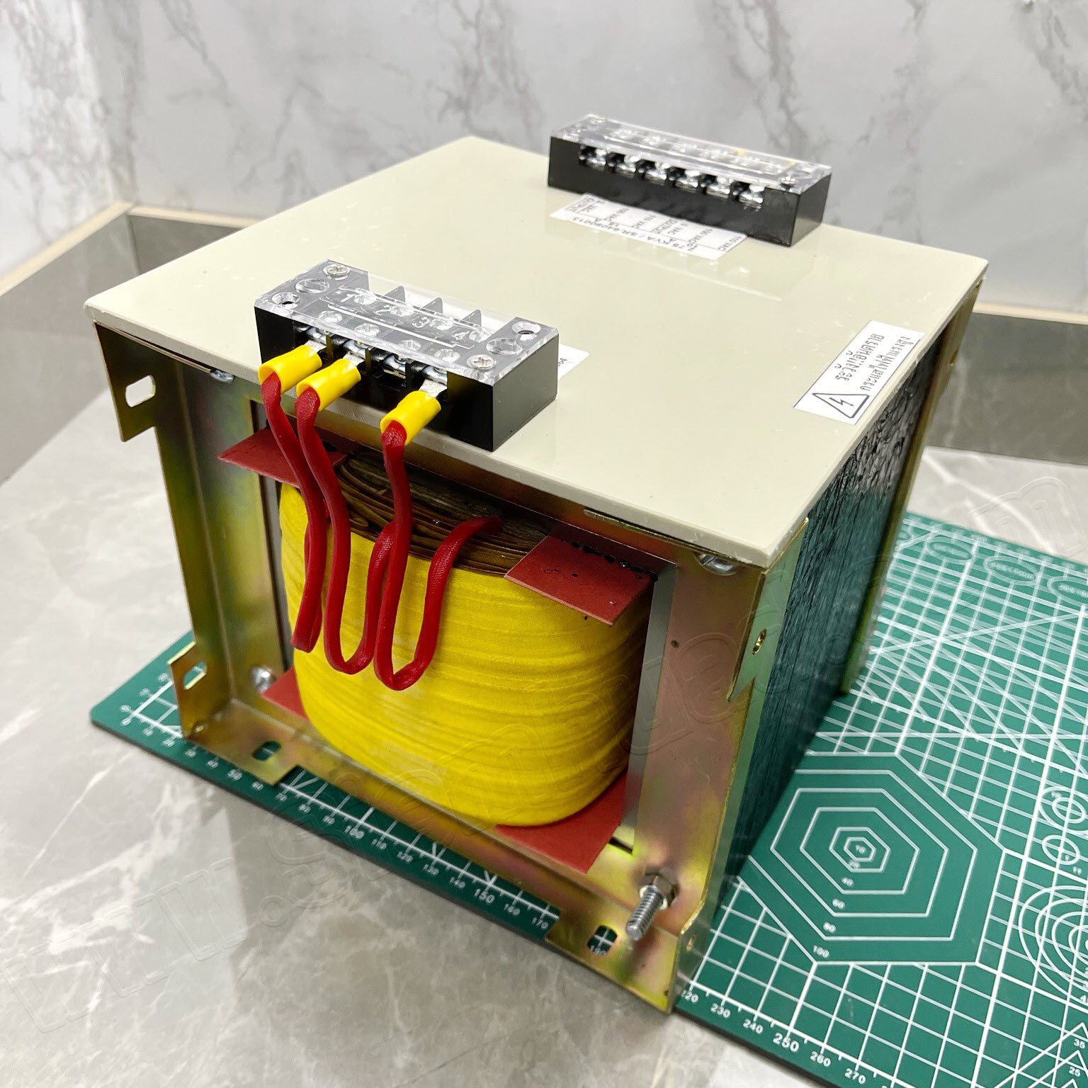 หม้อแปลงไฟฟ้า หม้อแปลงไฟ Electric Transformer Converter รุ่น ขนาด INPUT 0-400-440VAC, OUTPUT 0-100-110VAC, 10A - 15A 2750VA