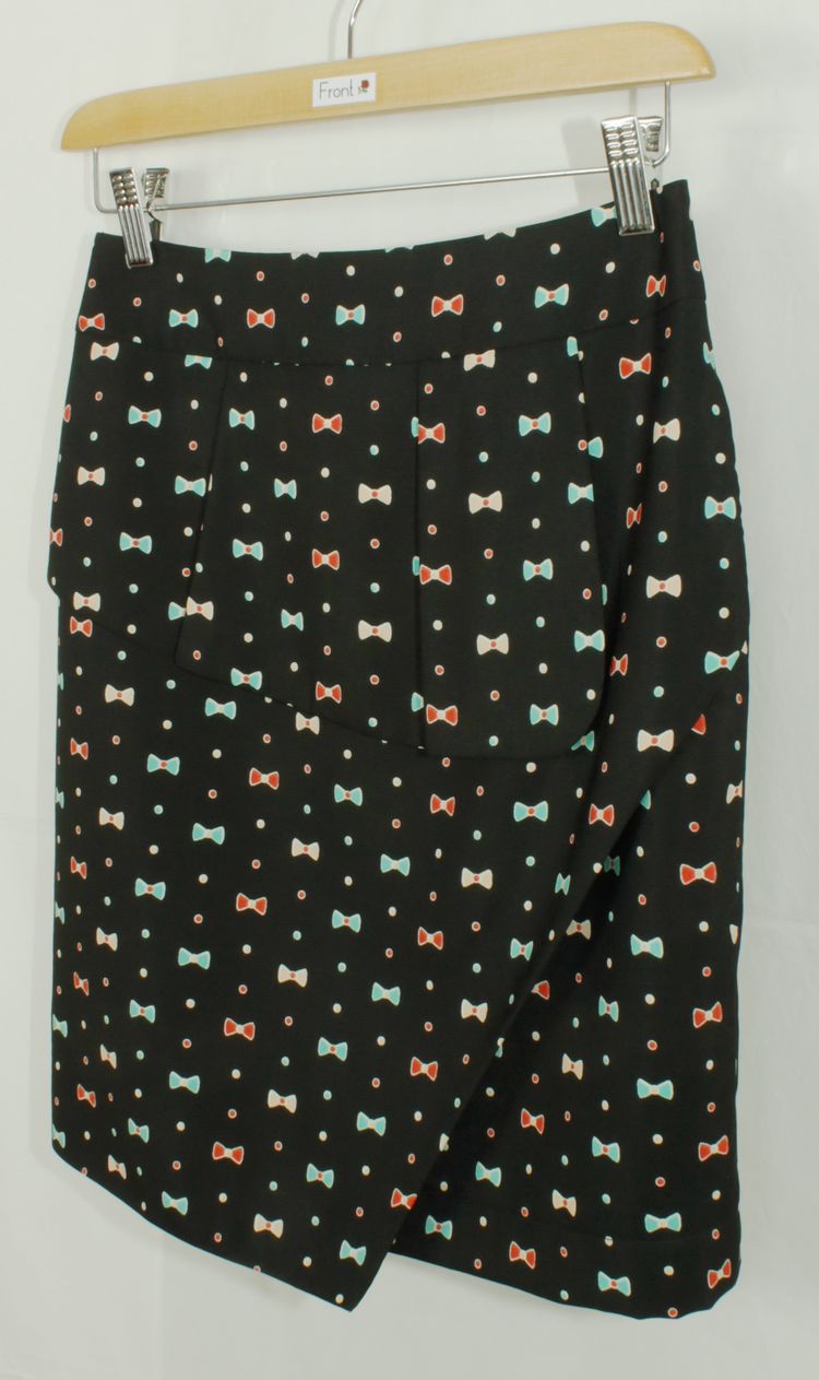 SK-175 กระโปรงแฟชั่น&ทำงาน ทรงสอบ ผ้า HIGH TWICH พิมพ์ลายโบว์พื้นสีดำ