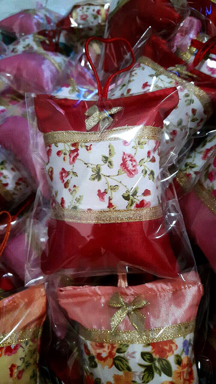 หมอนใบชาใบเล็กลายดอกสีแดง