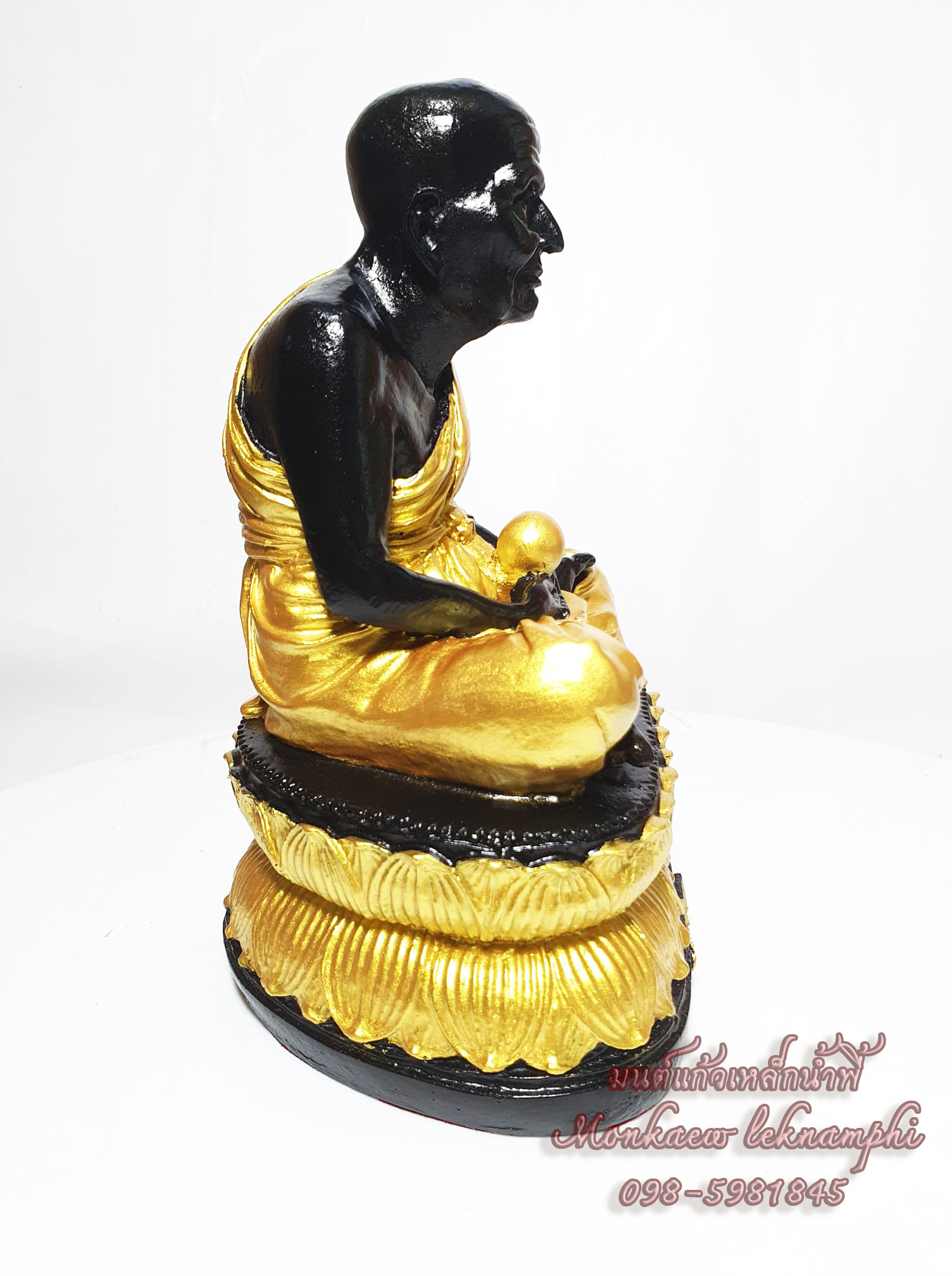 หลวงปู่ทวดแร่เหล็กน้ำพี้ องค์นิลดำห่มจีวรทอง หน้าตัก 5 นิ้ว