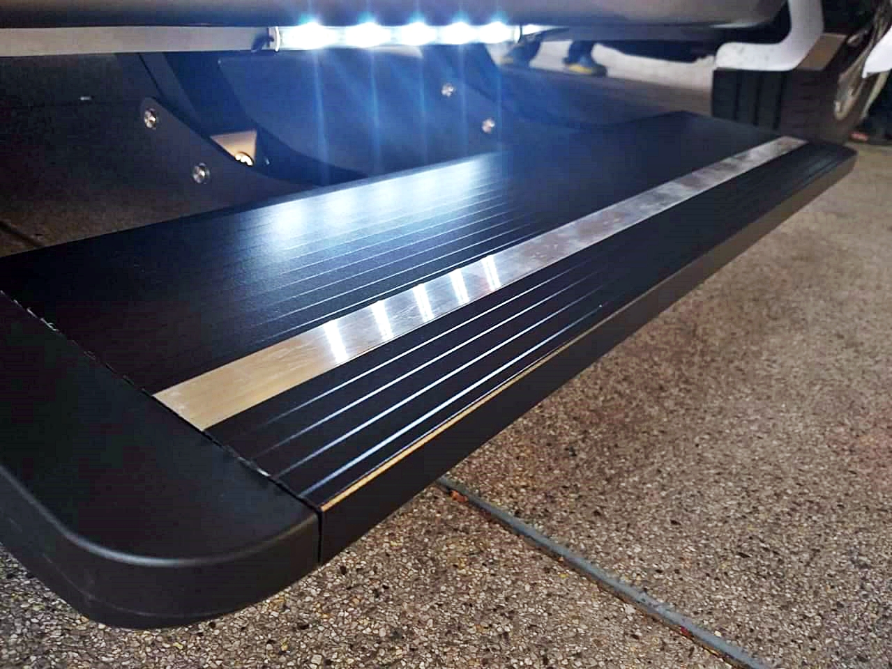 บันไดข้างไฟฟ้ารถฮุนได HYUNDAI H-1 STAREX