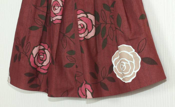 SK-246 กระโปรงแฟชั่น&ทำงาน ทรงบาน ลายดอกกุหลาบ โทนแดงเลือดหมู จีบทวิสรอบเอว