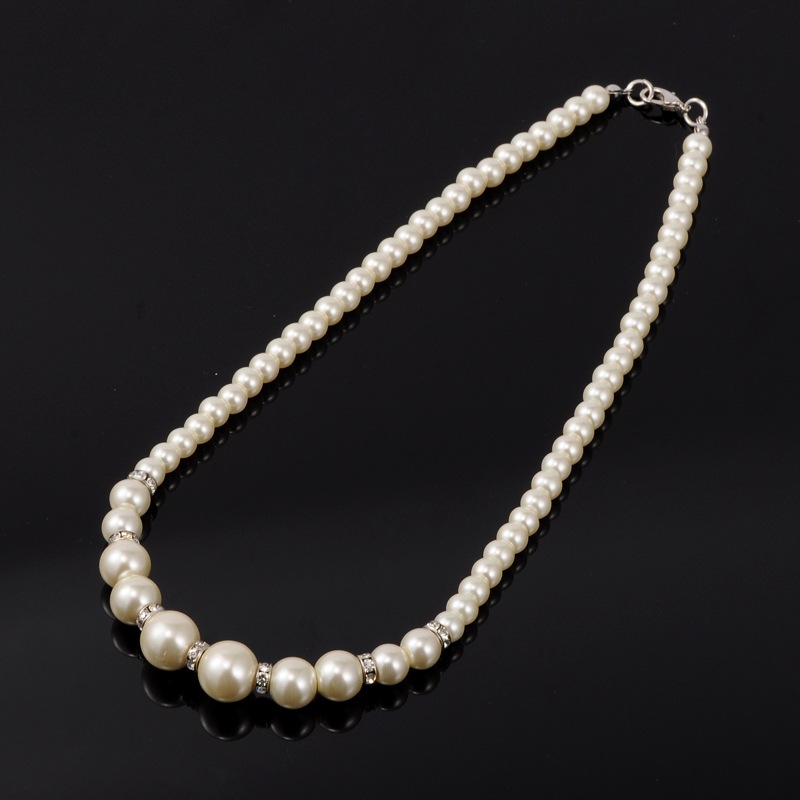 สร้อยคอมุกแก้วพร้อมลูกปัดคั่นทองเหลือง Rhinestone ต่อด้วยก้ามปูPlatinum ขนาด 17 นิ้ว 1 เส้น