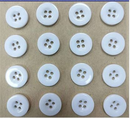 กระดุมเรซิ่นเนื้อเงาเม็ดกลมแบน 4 รู มี 2 ขนาด 15 และ 20 มม. สีขาว 1000 เม็ด พรีออเดอร์