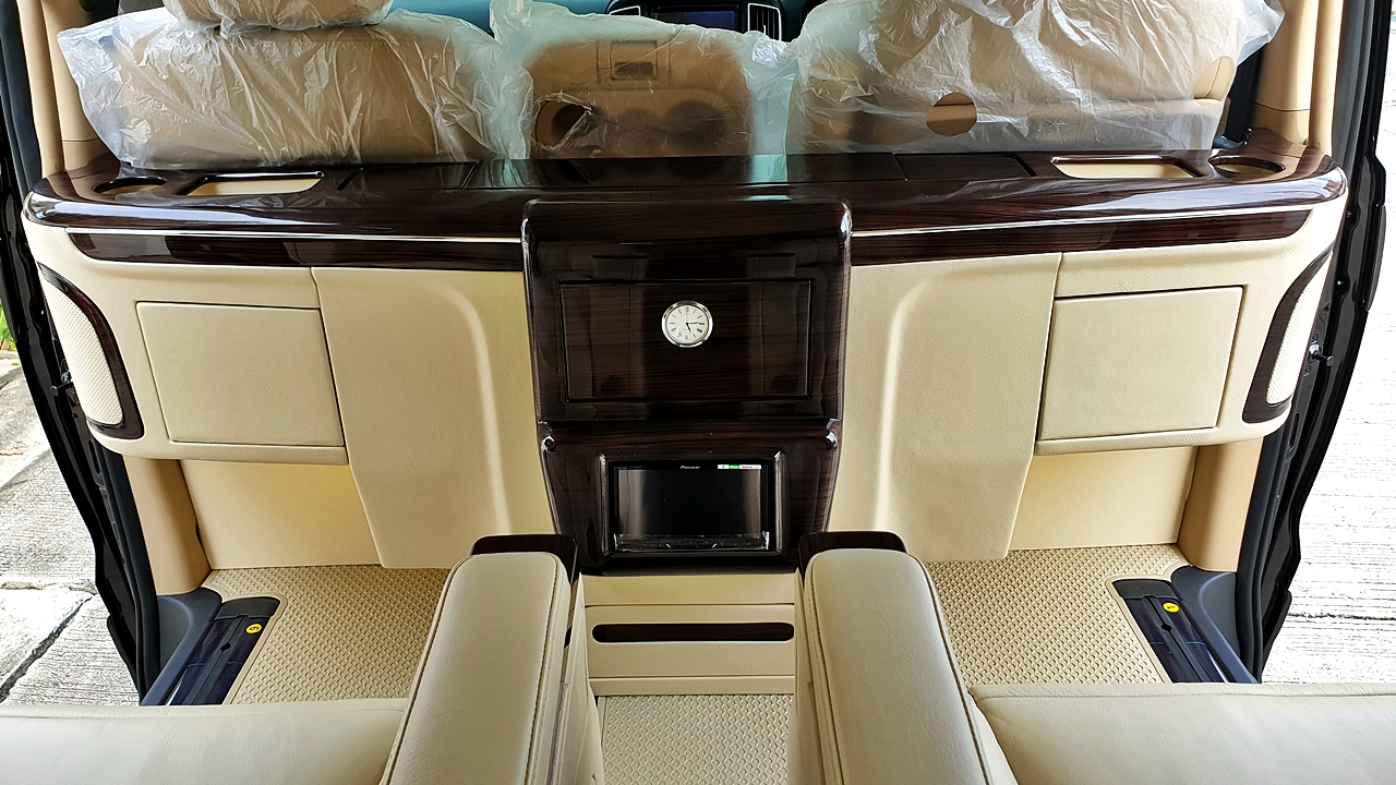 HYUNDAI H-1 ELITE 2018 [ ประตูไฟฟ้า + เบาะ vip + ท้าย 60:40 + คอนโซลทีวี32 นิ้ว ] { น4105 }