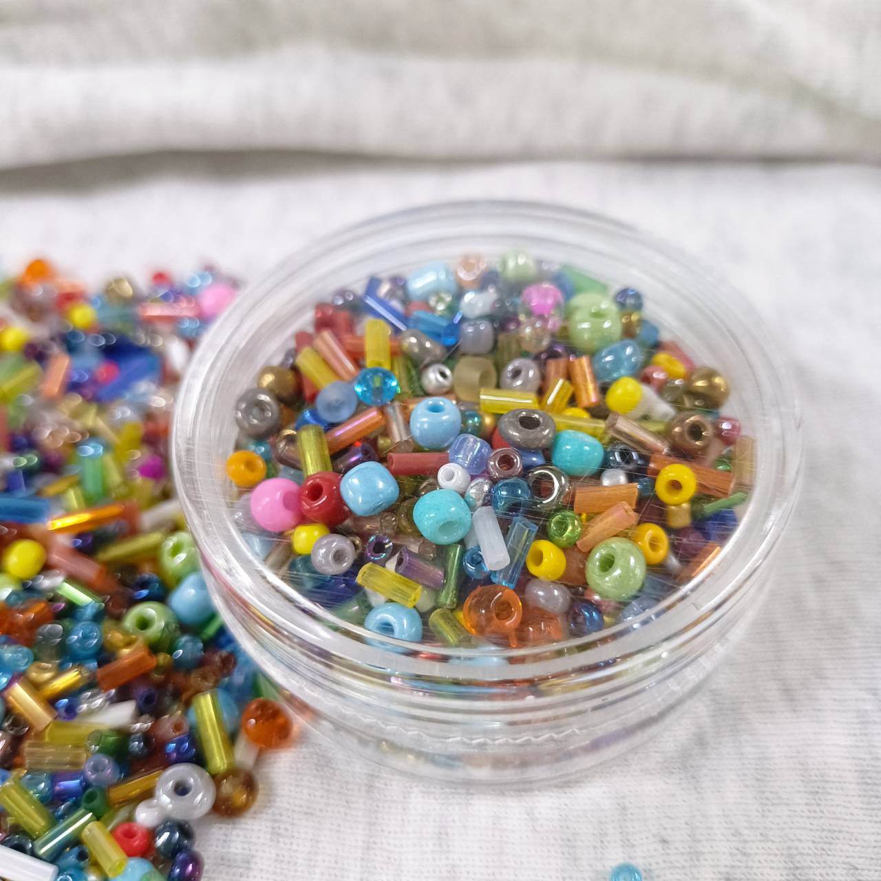ลูกปัดแก้วเม็ดเล็ก (Seed Beads) คละขนาด 2-6 mm คละสี คละแบบ แพ็ค 1 กระปุก 10ml
