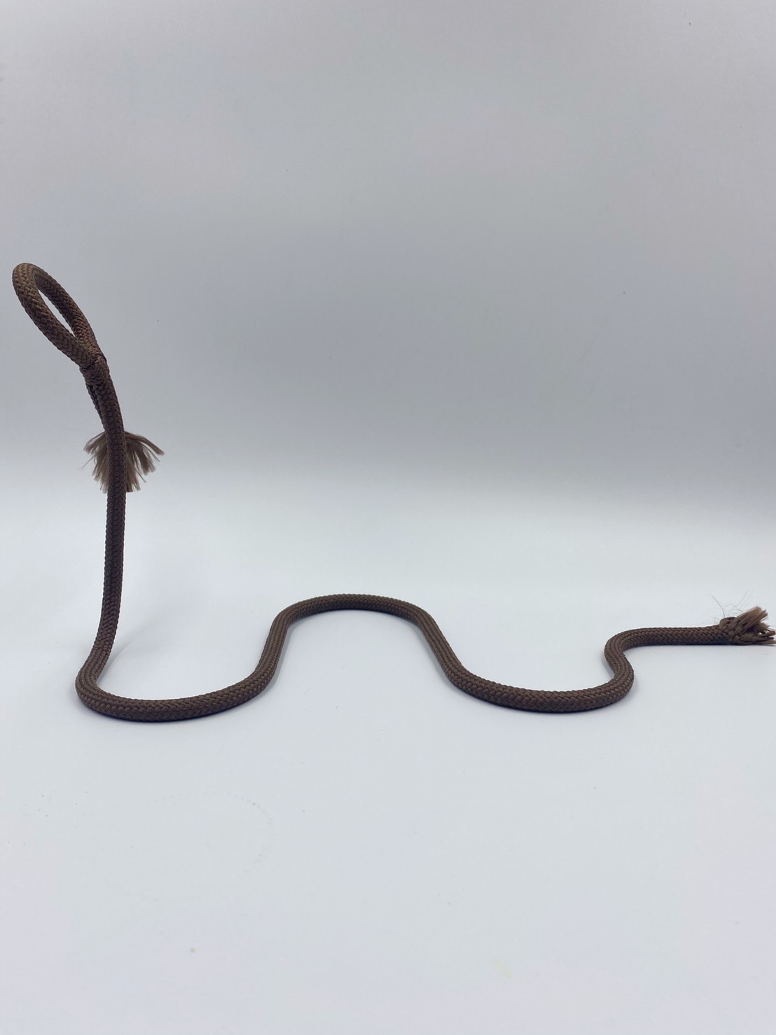 เชือกเสียบไวน์โชว์ สีเทา เชือกแขวนไวน์ ของขวัญตกแต่ง Knight Black Horse Winery