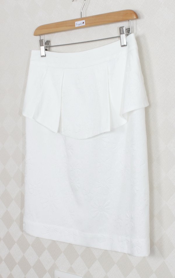 SK-275 กระโปรงแฟชั่น&ทำงาน ทรงสอบ ผ้าไหมอิตาลีสีขาวพิมพ์ลายนูนรูปดอกไม้ ด้านหน้ากระโปรงจับจีบระบาย