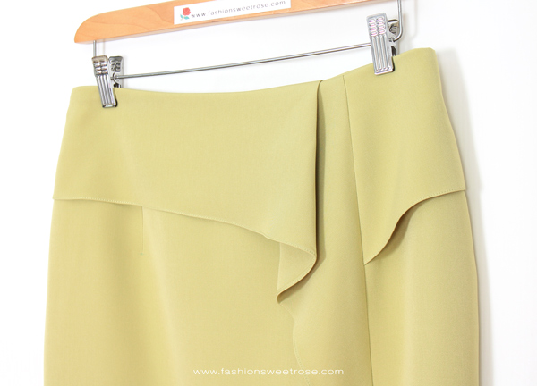 กระโปรงทรงสอบ แต่งระบายด้านหน้า ผ้า Double Twist สีเขียว / SK-482