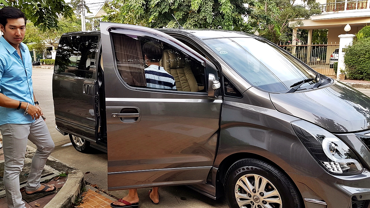 HYUNDAI H-1 DELUXE รถคุณเดี่ยว สุริยน [ เบาะ + คอนโซล +ไฟ oem หน้าหลัง led + จอเพดาน + ชุดแต่ง ] - ฮม1982