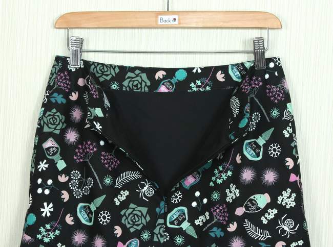 SK-262 กระโปรงแฟชั่น&ทำงาน ทรงย้วย ผ้าคอตตอนญี่ปุ่นพิมพ์ลายกราฟฟิคดอกกุหลาบและขวดน้ำหอม
