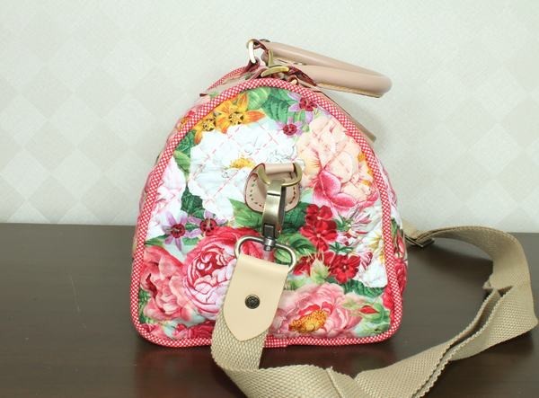 QLT-005 กระเป๋าควิลท์เอนกประสงค์ สำหรับใส่ของสำหรับคุณผู้หญิง ลายดอกกุหลาบใหญ่โทนแดง