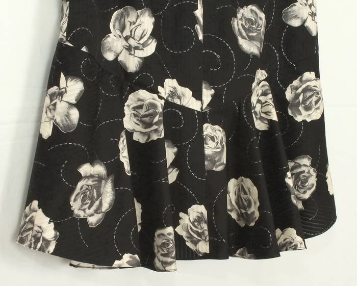SK-210 กระโปรงแฟชั่น&ทำงาน ทรงย้วย ผ้าคอตต้อนญี่ปุ่นพิมพ์ลายดอกกุหลาบขาวพื้นดำ