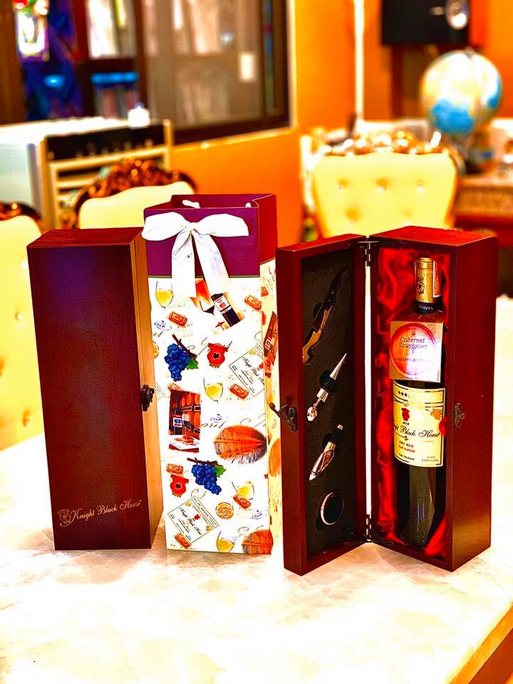 กล่องใส่ไวน์ 1 ขวด พร้อมอุปกรณ์ 4 ชิ้น (ไม่รวมไวน์)