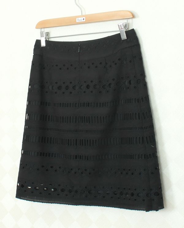 SK-343 กระโปรงทรงเอ ผ้าลูกไม้สีดำ ชายกระโปรงเป็นเชิงลูกไม้