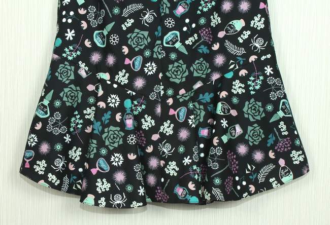 SK-262 กระโปรงแฟชั่น&ทำงาน ทรงย้วย ผ้าคอตตอนญี่ปุ่นพิมพ์ลายกราฟฟิคดอกกุหลาบและขวดน้ำหอม