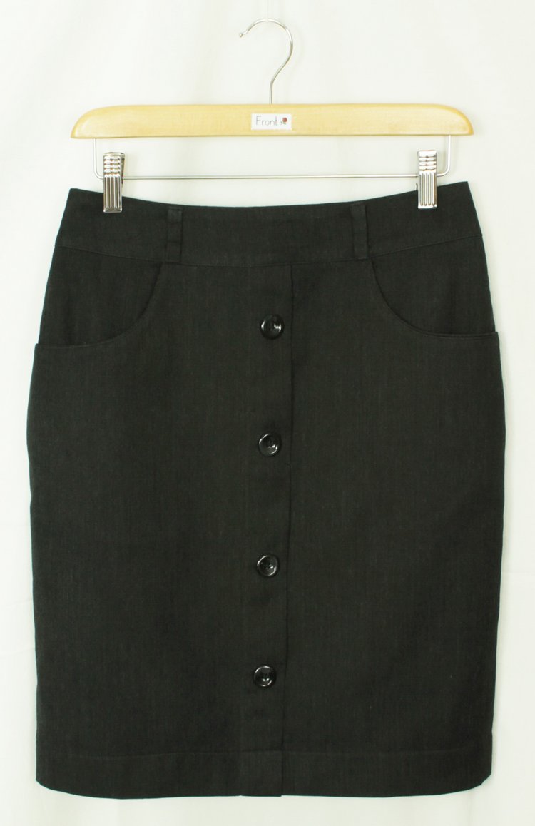 SK-180 กระโปรงแฟชั่น&ทำงาน ทรงสอบ ผ้าญี่ปุ่นสีดำ มีลายในตัว ตกแต่งด้วยกระดุม 4 เม็ด