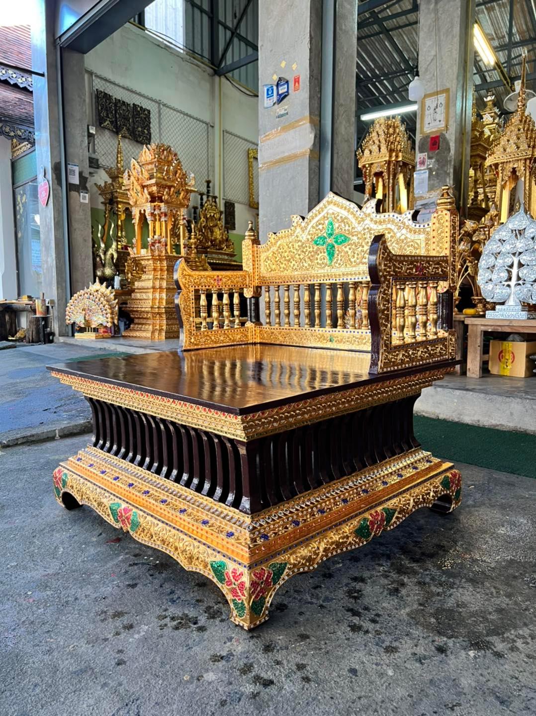 ธรรมาส์นไม้สัก