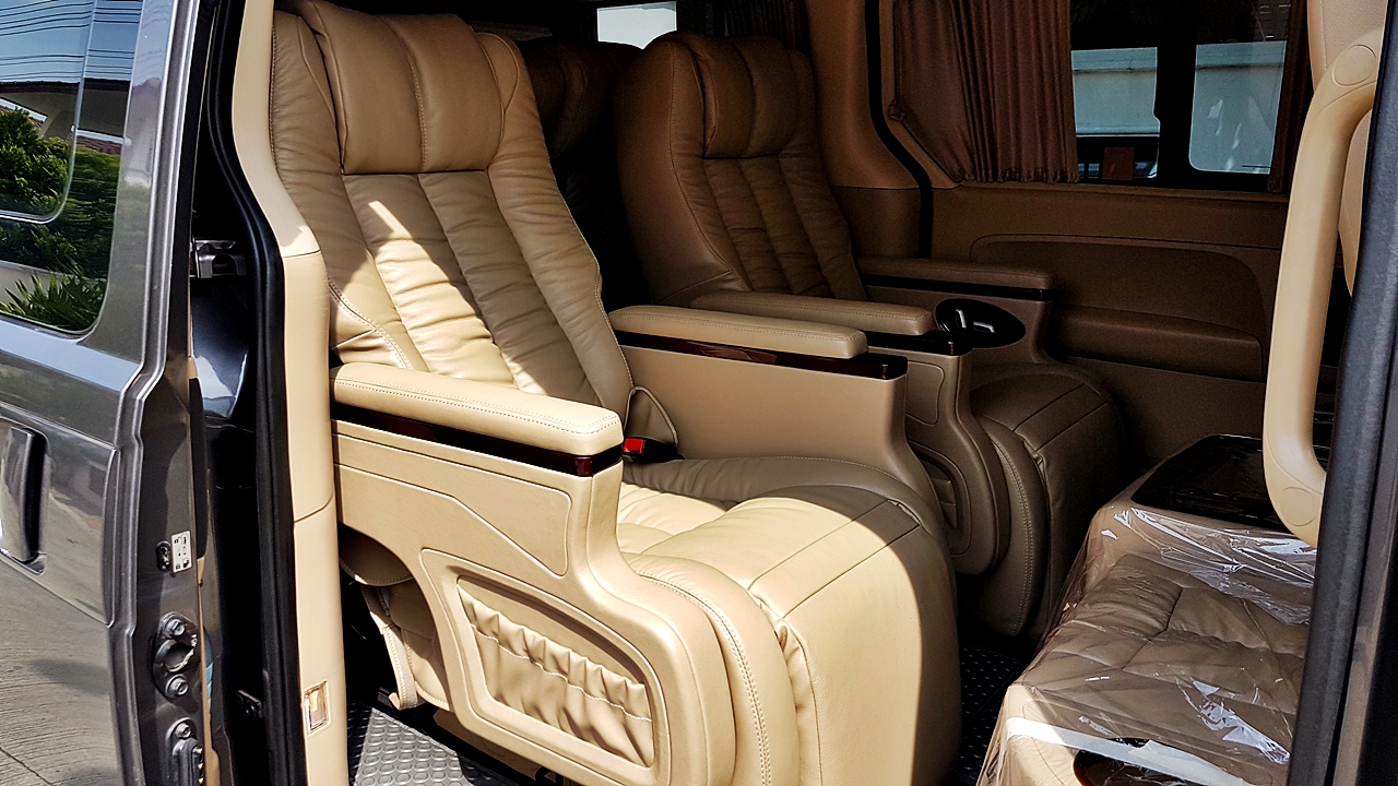 HYUNDAI H-1 DELUXE รถคุณเดี่ยว สุริยน [ เบาะ + คอนโซล +ไฟ oem หน้าหลัง led + จอเพดาน + ชุดแต่ง ] - ฮม1982