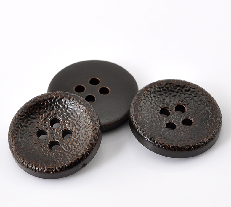 กระดุมเรซิ่นสีน้ำตาลเข้ม 4 รู ขนาด 22mm. 10 เม็ด