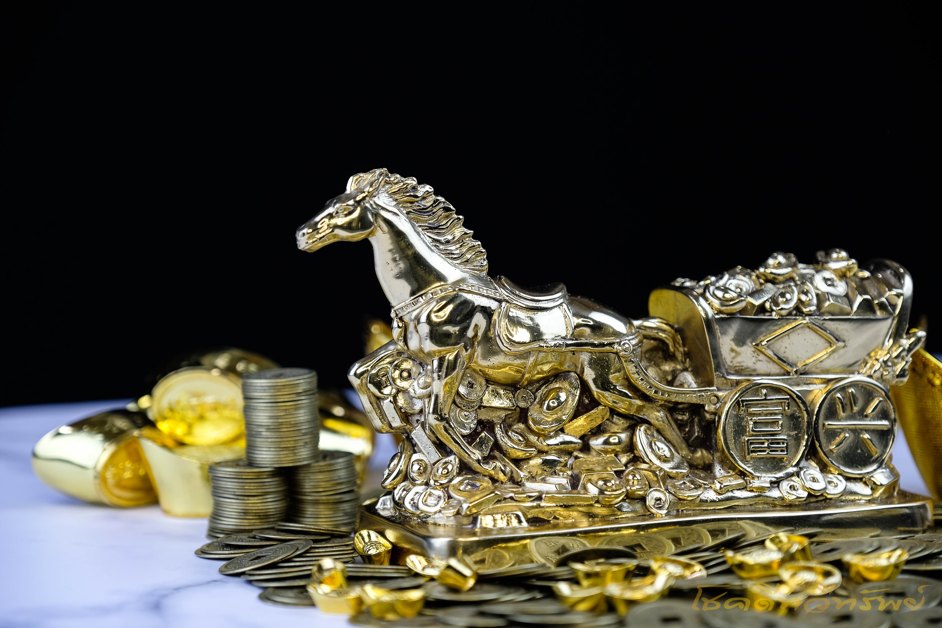 รูปปั้นม้ามงคล