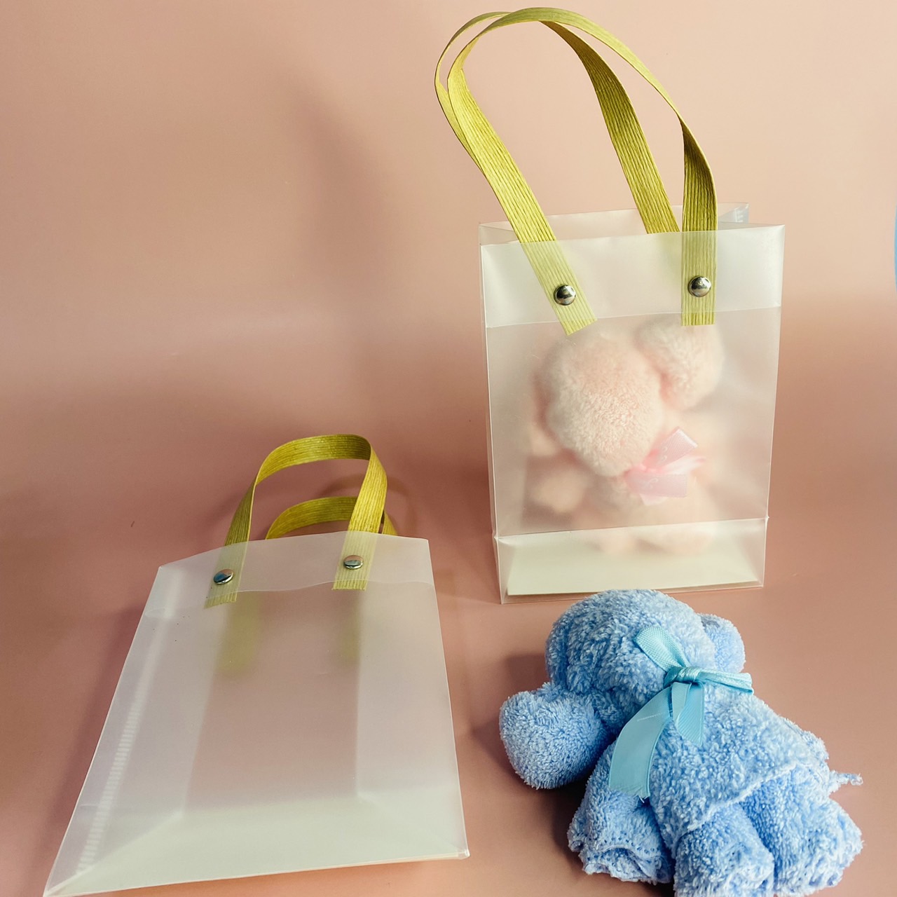 ผ้าขนหนูตุ๊กตาหมี 30x30cm พร้อมกระเป๋าพลาสติกใสหูหิ้ว 11x15cm