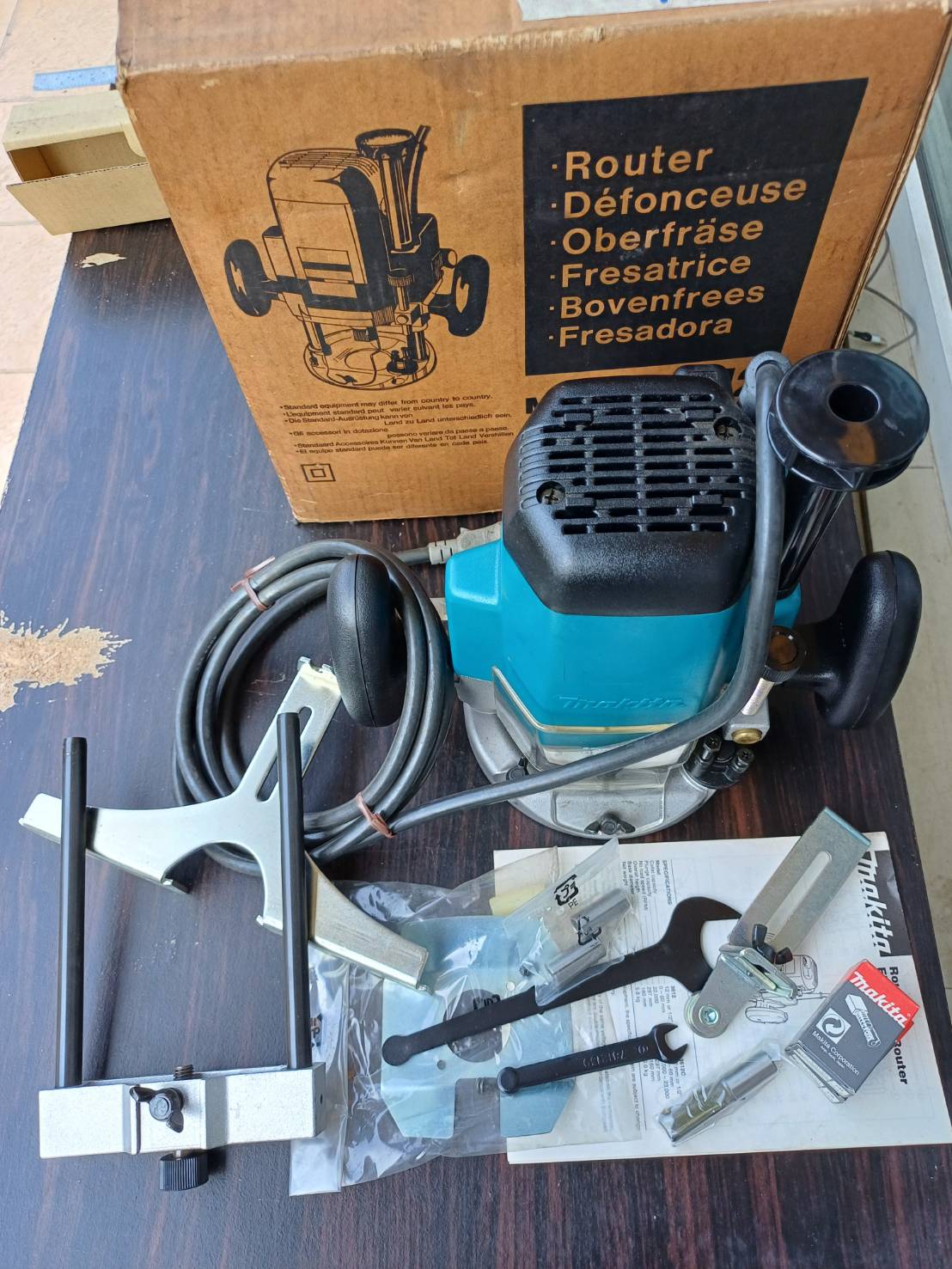 MAKITA เร้าเตอร์ไฟฟ้า / เครื่องเซาะร่องไม้ 1/2" รุ่น 3612 ELECTRIC ROUTER