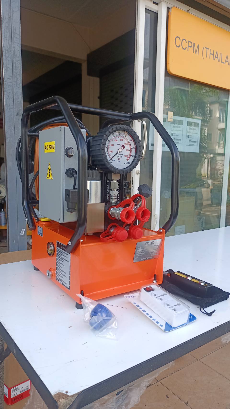 ปั๊มไฮดรอลิคไฟฟ้าใช้งานกับประแจทอร์ค ขนาด 700bar-10000psi (Hydraulic Torque)