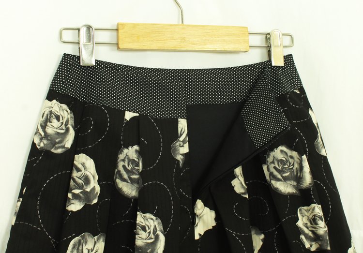 SK-139 กระโปรงแฟชั่น&ทำงาน ทรงบาน ผ้าลายดอกกุหลาบขาวพื้นดำ จีบทวิสรอบเอว