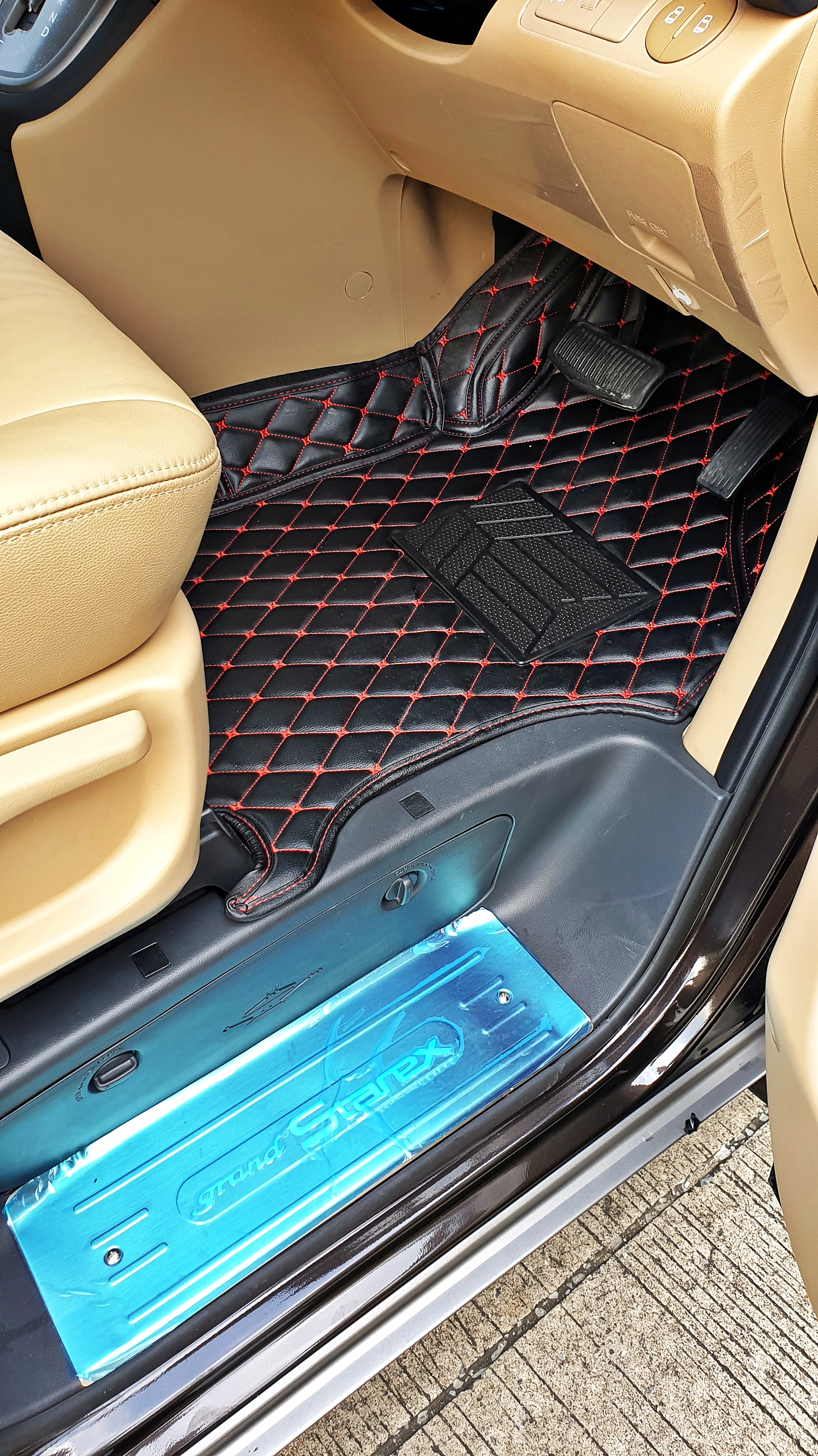 HYUNDAI H-1 ELITE 2018 [ ประตูไฟฟ้า + เบาะ vip + ท้าย 60:40 + คอนโซลทีวี 24 นิ้ว ] { บ1326 }