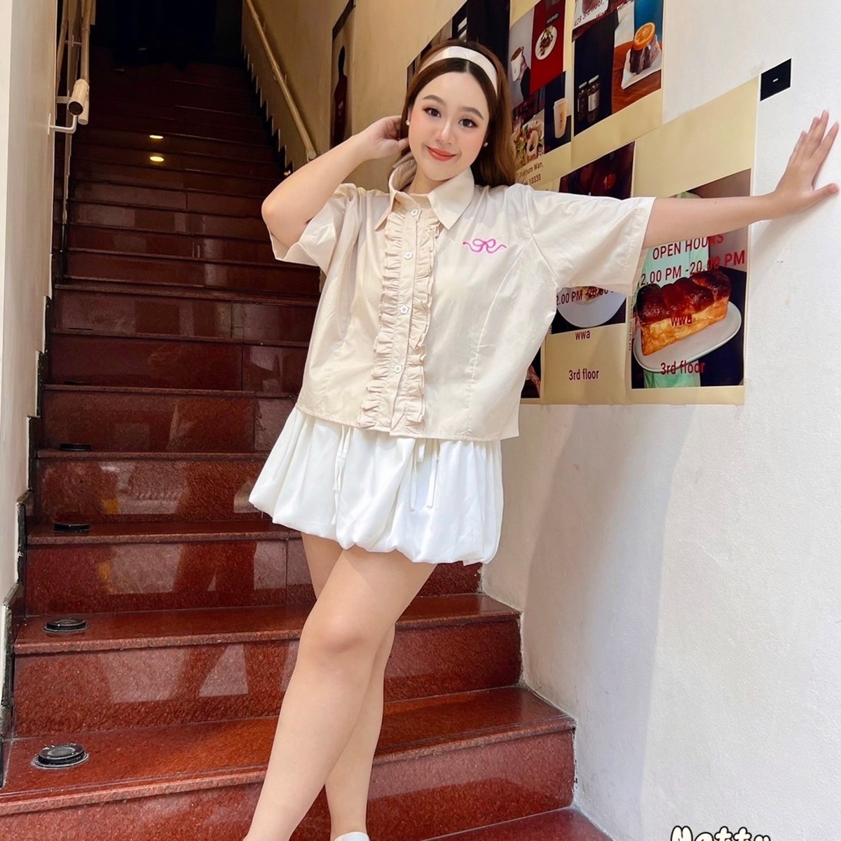 J045 เสื้อเชิ้ต แต่งสาปหน้าระบายหยิกๆ ปักโบว์ กระดุมดอกไม้