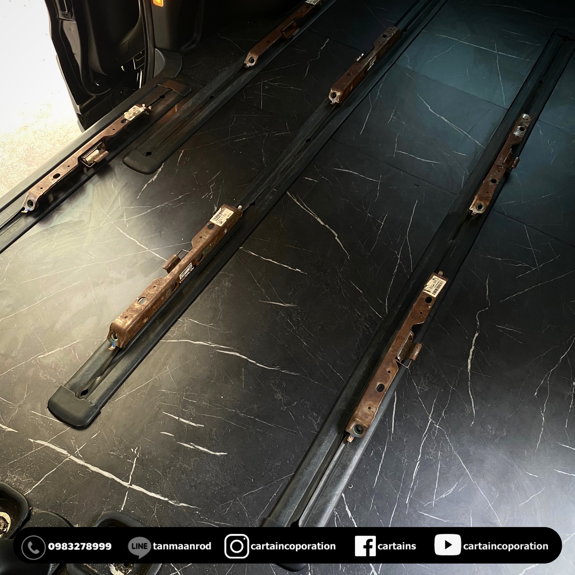 HYUNDAI H-1 ELITE รถฮุนได เฮชวัน ทำสีภายในใหม่จากสีครีม เป็น เทา ดำ ปูพื้นรถลายหินอ่อน หุ้มหลังคา พร้อมแดมป์