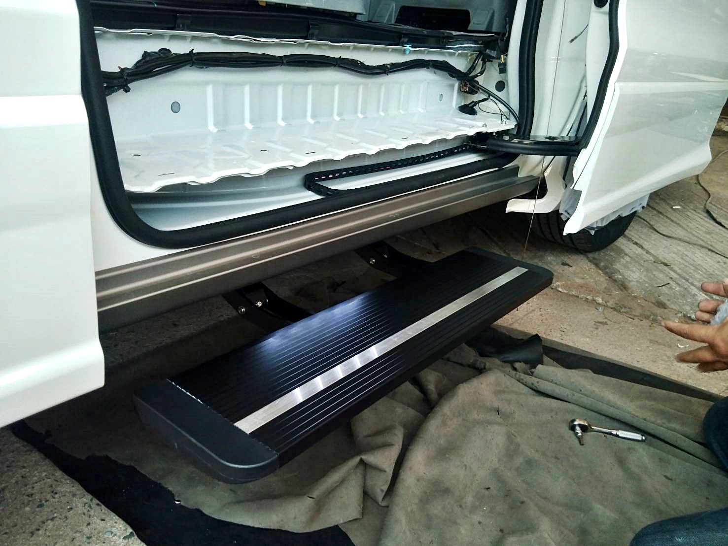 บันไดข้างไฟฟ้ารถฮุนได HYUNDAI H-1 STAREX