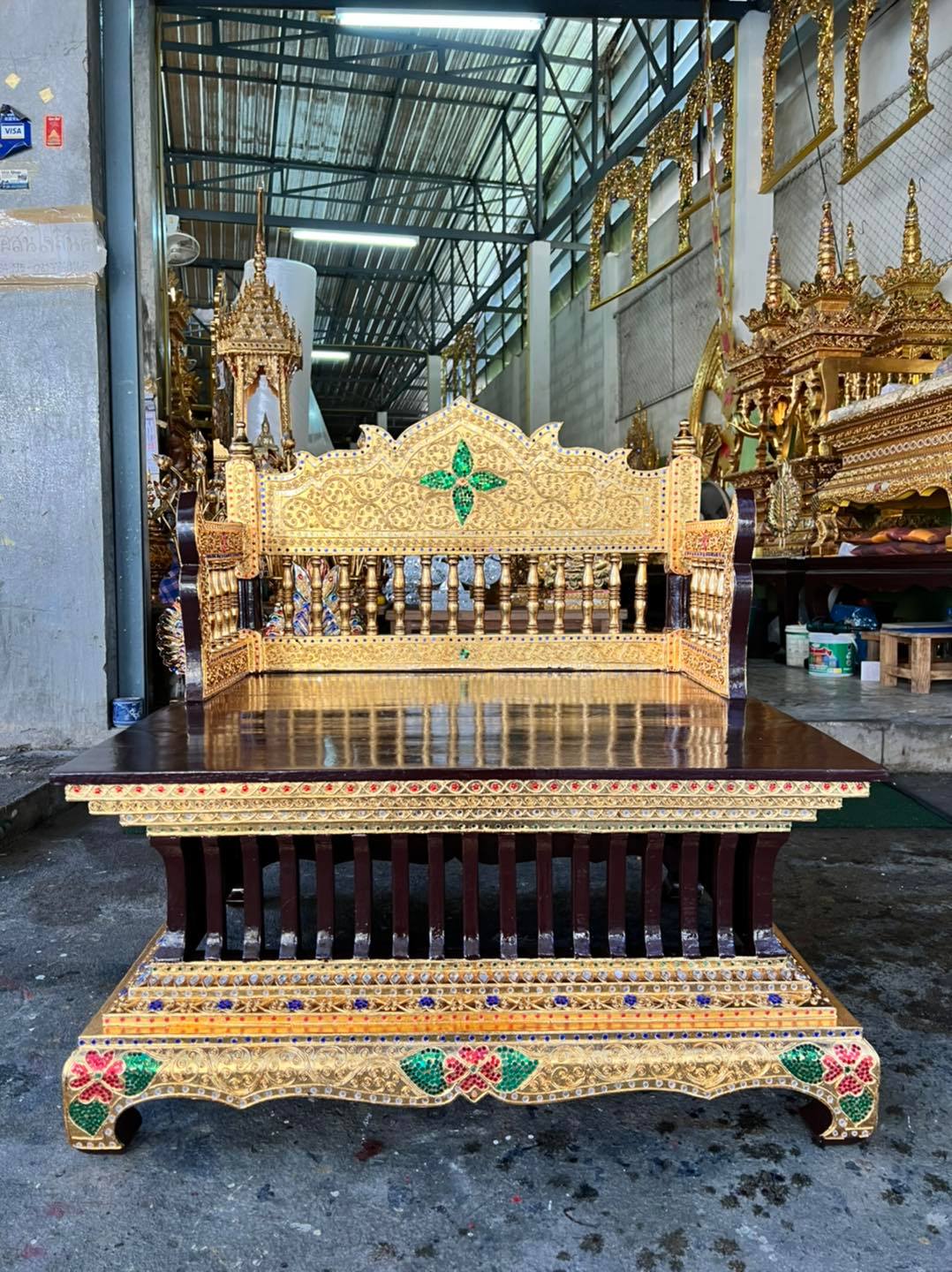 ธรรมาส์นไม้สัก