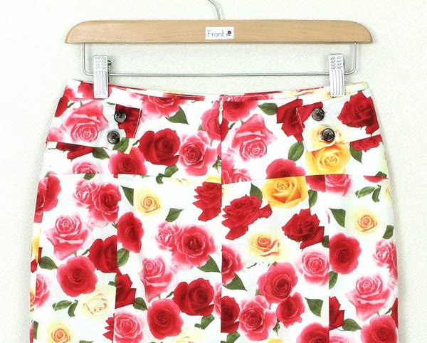 SK-338 กระโปรงแฟชั่น&ทำงาน ทรงสอบ ผ้าคอตต้อนญี่ปุ่นพิมพ์ลายดอกกุหลาบแดง ชมพู เหลือง พื้นขาว พร้อมโบว์คาดเอว