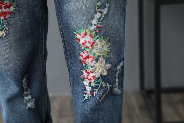 JPNT-007 กางเกงยีนส์ขายาว 5 ส่วน ปักลายดอกไม้เป็นกลุ่ม เอวยางยืด เนื้อผ้านิ่มไม่หนา