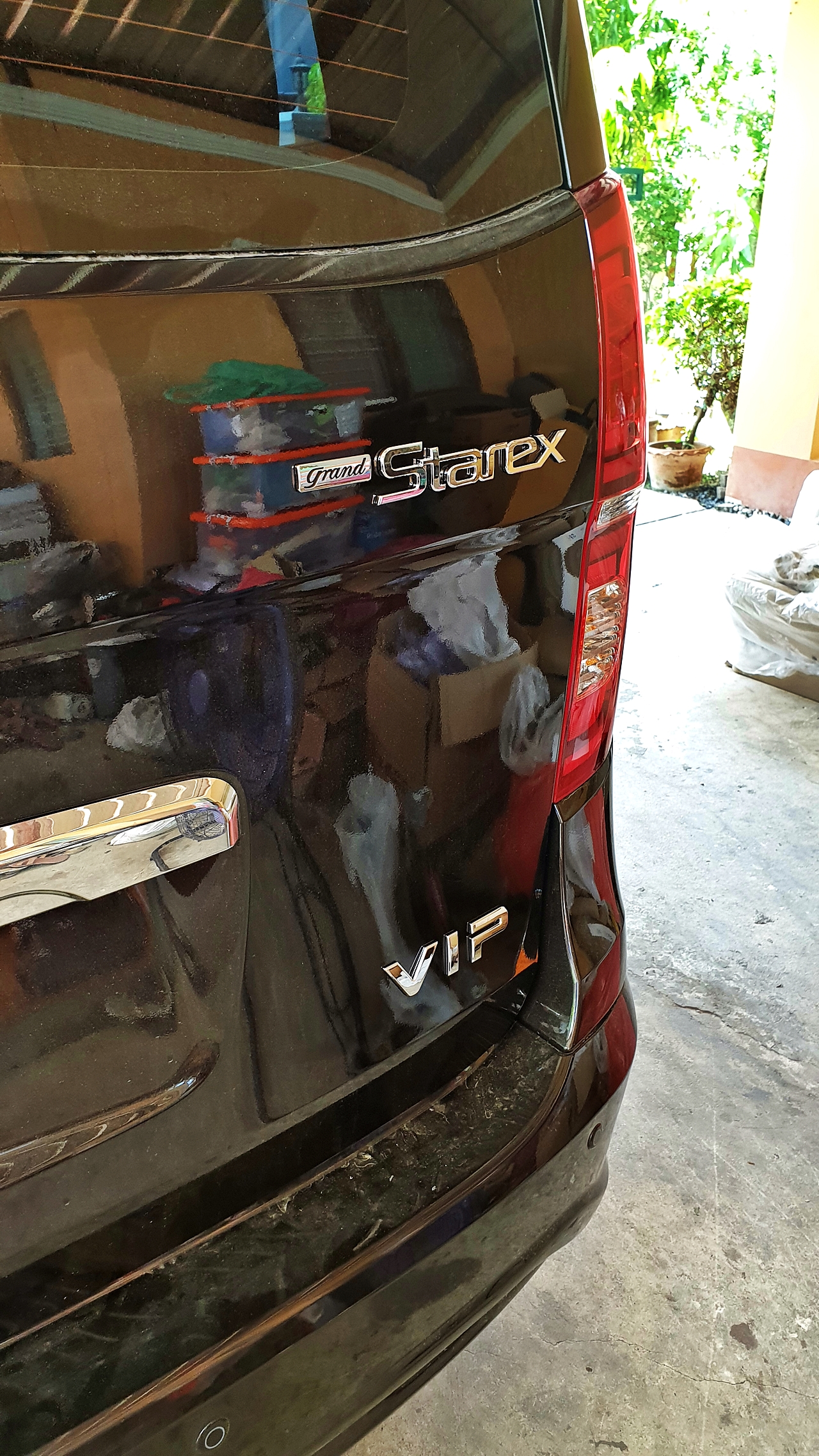 HYUNDAI H-1 ELITE 2018 [ ประตูไฟฟ้า + เบาะ vip + ท้าย 60:40 + คอนโซลทีวี 24 นิ้ว ] { บ1326 }