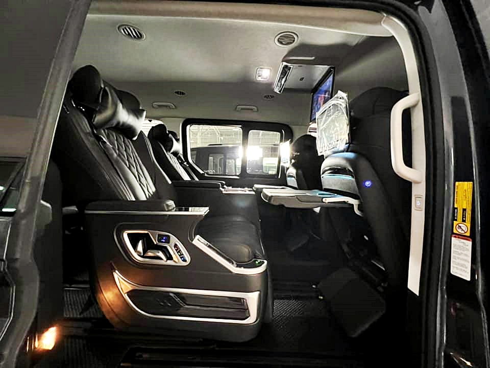 Hyundai Staria 2022 ติดเบาะ vip บันไดไฟฟ้า เบาะคนขับไฟฟ้า คอนโซลวางแขนมีตู้เย็น
