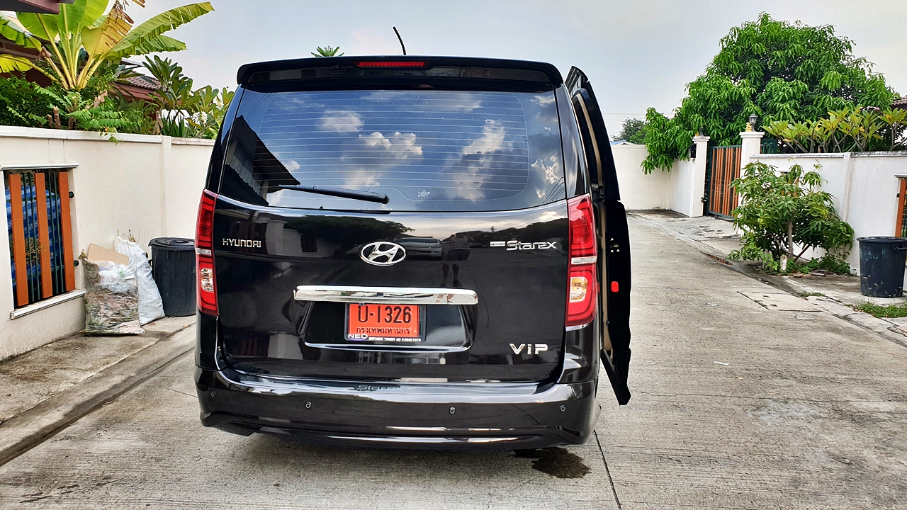 HYUNDAI H-1 ELITE 2018 [ ประตูไฟฟ้า + เบาะ vip + ท้าย 60:40 + คอนโซลทีวี 24 นิ้ว ] { บ1326 }