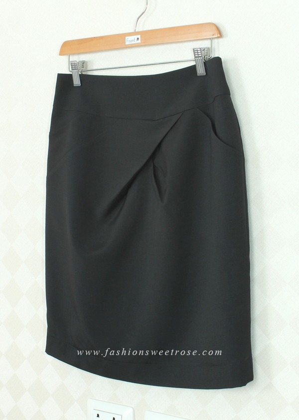 SK-361 กระโปรงแฟชั่น-ทำงาน ทรงสอบ ผ้าไหมอิตาลีสีดำ ด้านหน้ากระโปรงดีไซน์สวยเก๋ มีกระเป๋าข้าง
