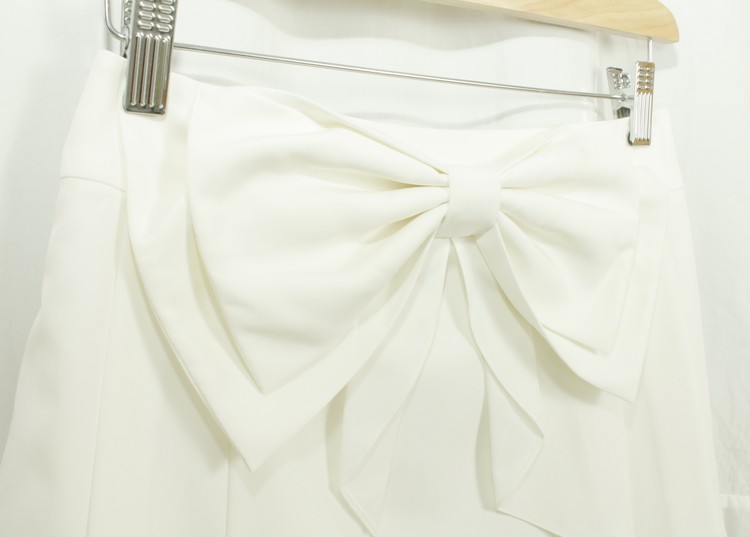 SK-153 กระโปรงแฟชั่น&ทำงาน ผ้าไหมอิตาลีสีขาวออฟไวท์ มีโบว์ซ้อนกัน 2 ชั้น