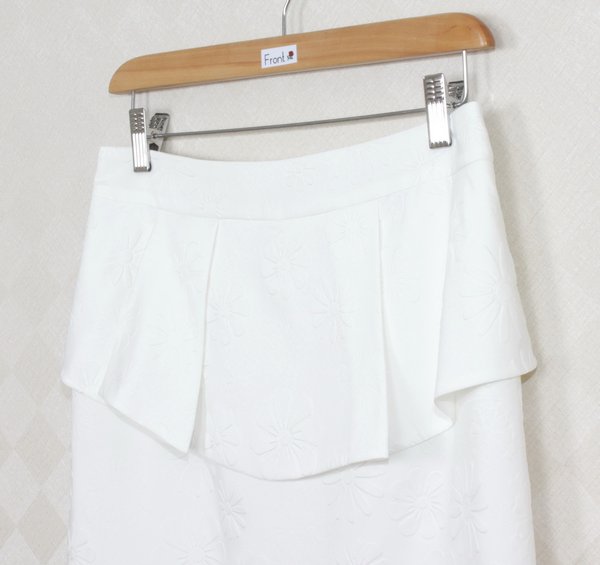 SK-275 กระโปรงแฟชั่น&ทำงาน ทรงสอบ ผ้าไหมอิตาลีสีขาวพิมพ์ลายนูนรูปดอกไม้ ด้านหน้ากระโปรงจับจีบระบาย