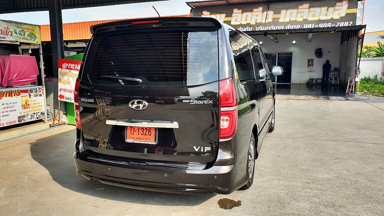 HYUNDAI H-1 ELITE 2018 [ ประตูไฟฟ้า + เบาะ vip + ท้าย 60:40 + คอนโซลทีวี 24 นิ้ว ] { บ1326 }