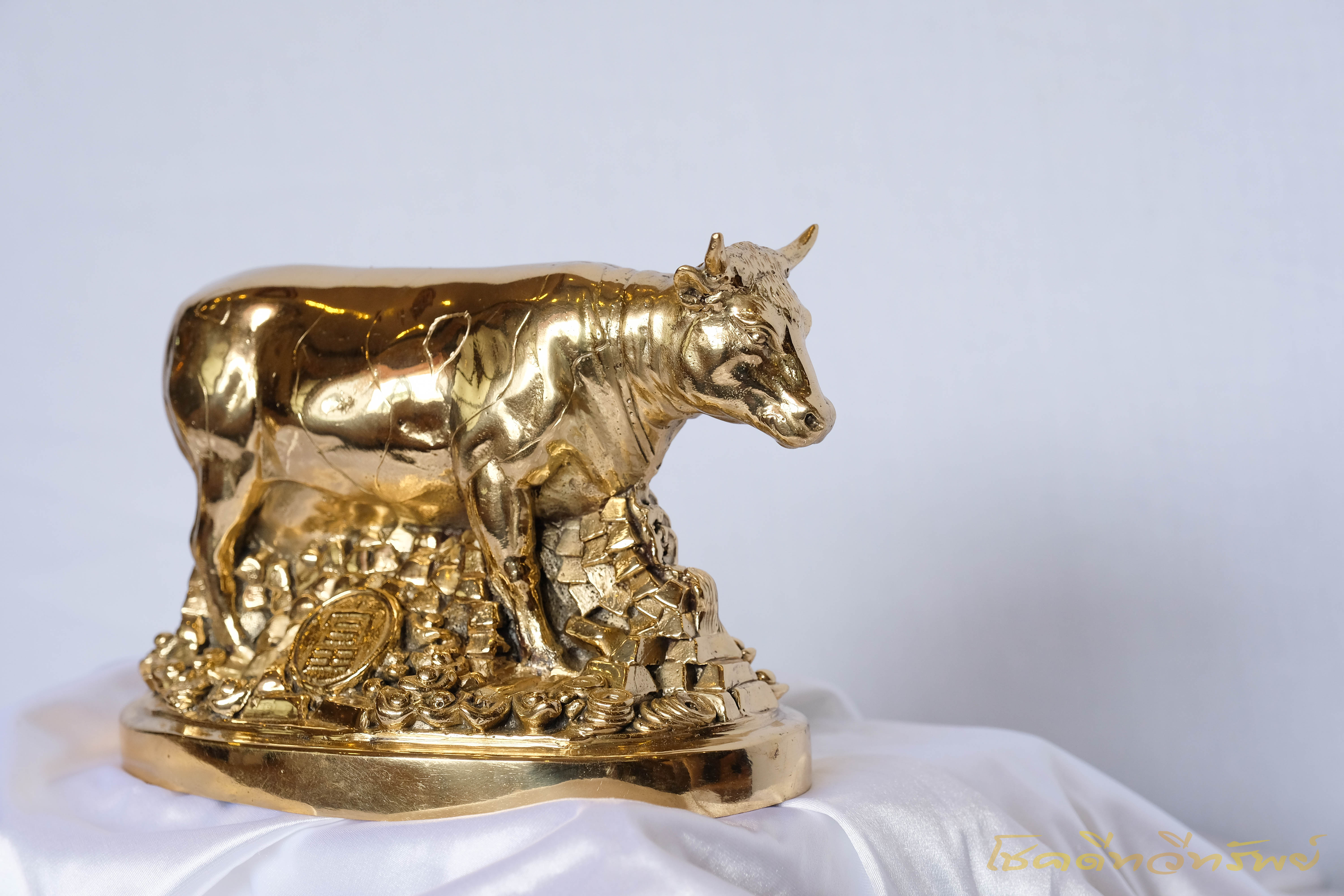 รูปปั้นวัวมงคล