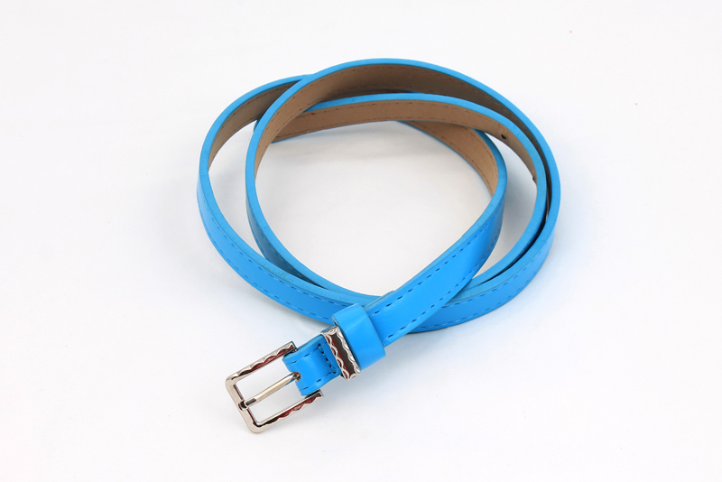 BLT-277 เข็มขัดแฟชั่นผู้หญิงเส้นเล็ก สายหนังเทียมสีฟ้า หัวโลหะทรงโค้งเหลี่ยม