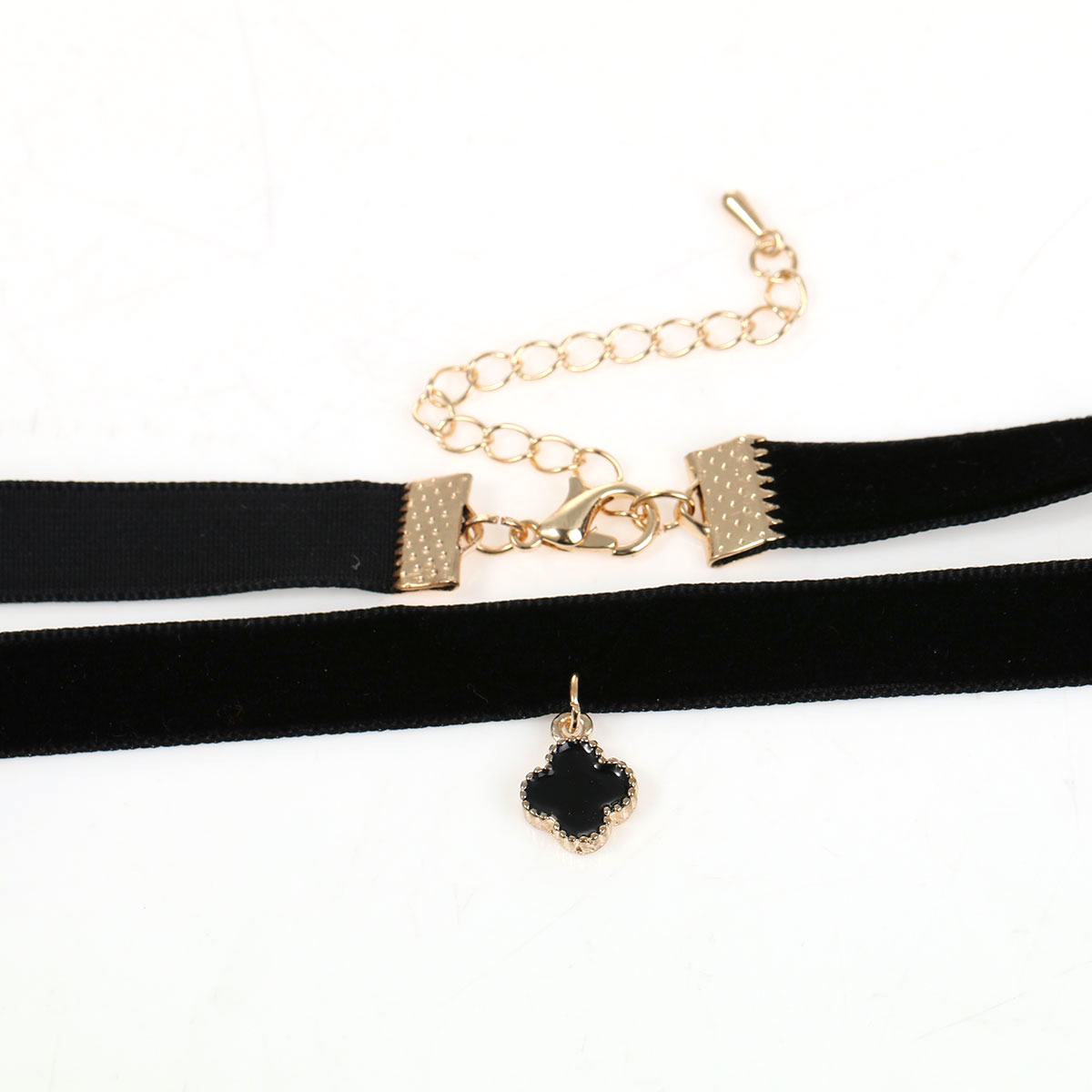 สร้อยคอ choker ผ้ากำมะหยี่สีดำ จี้ดอกไม้สี่แฉกสีดำกรอบทอง ยาว 34.5 ซม.