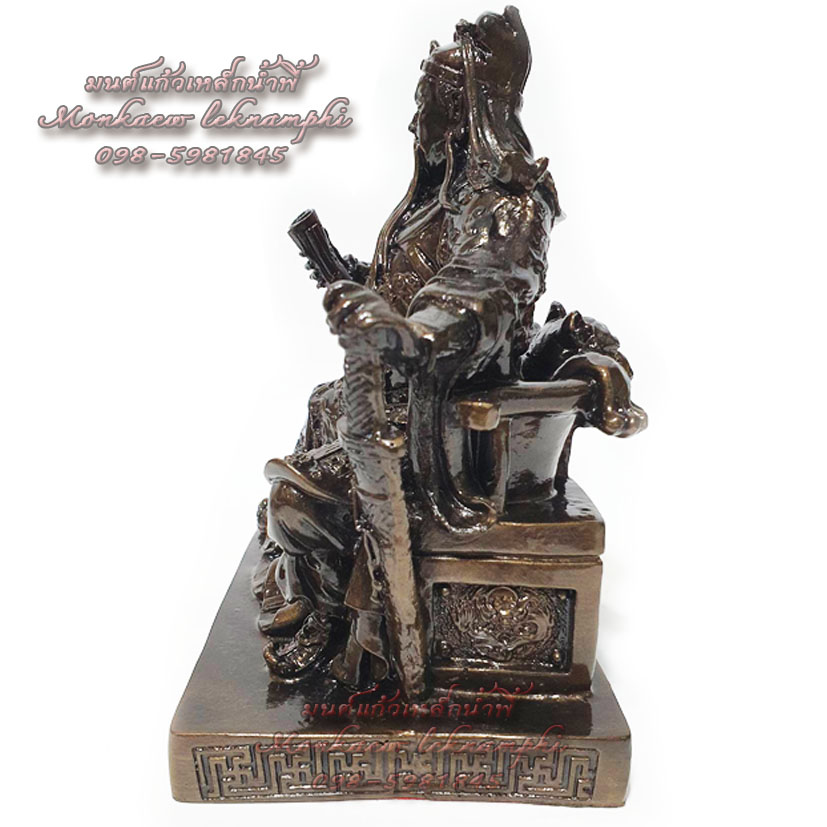 เทพเจ้ากวนอูนั่งบัลลังค์เสือ เนื้อมวลสารแร่เหล็กน้ำพี้ ฐาน 5.5 นิ้ว